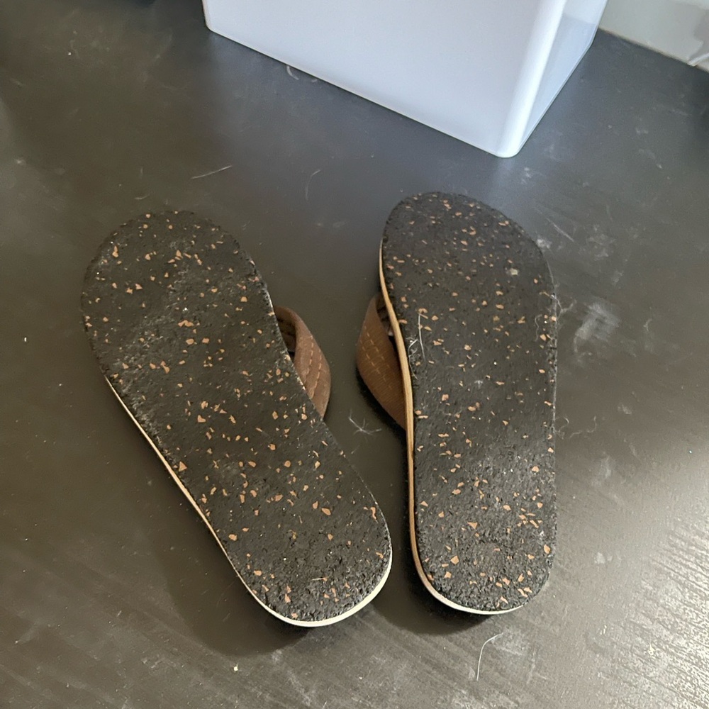 Like new rainbow sandals Size approx 8-8 1/2 measures 10 1/4 inches. - Picture 2 of 2